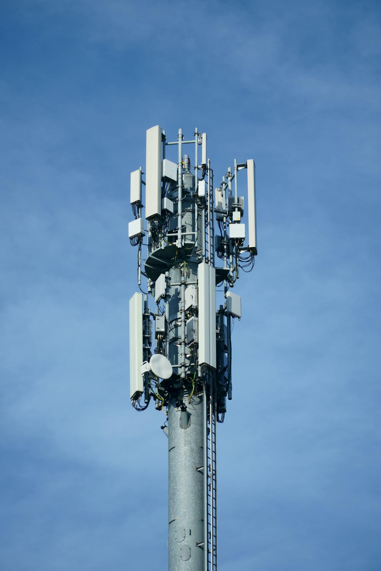 Maszt telekomunikacyjny z antenami