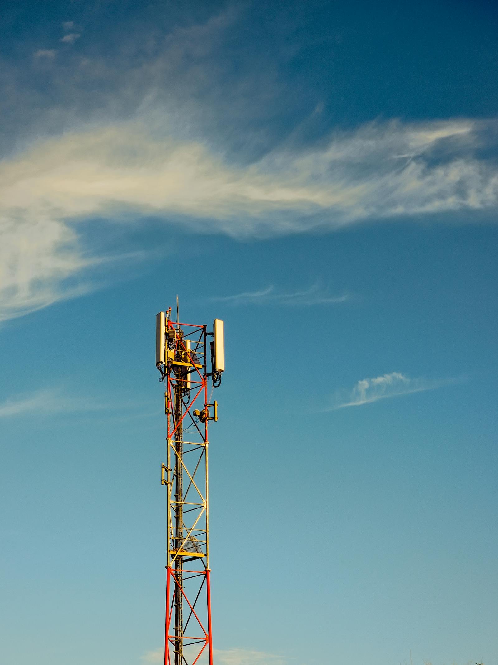 Wysoka wieża GSM